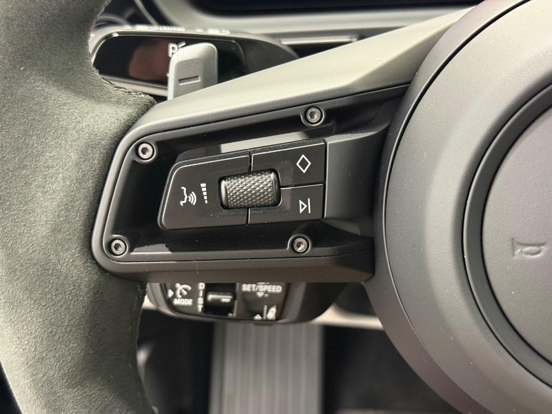 Porsche Cayenne Vehicle Full-screen Gallery Image 19