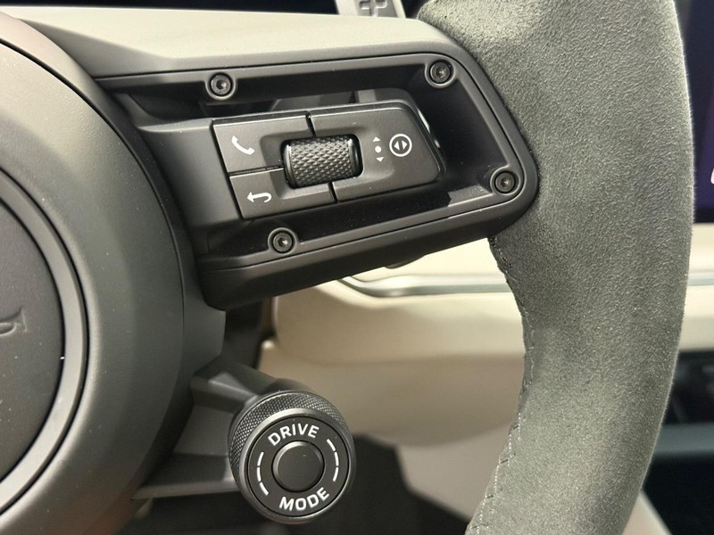 Porsche Cayenne Vehicle Full-screen Gallery Image 20