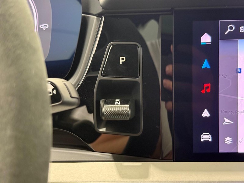 Porsche Cayenne Vehicle Full-screen Gallery Image 22