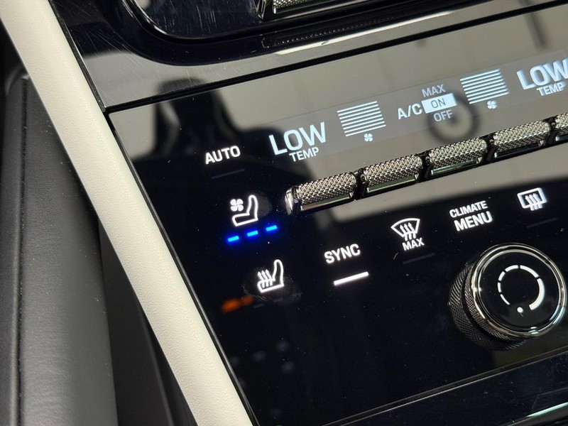 Porsche Cayenne Vehicle Full-screen Gallery Image 23