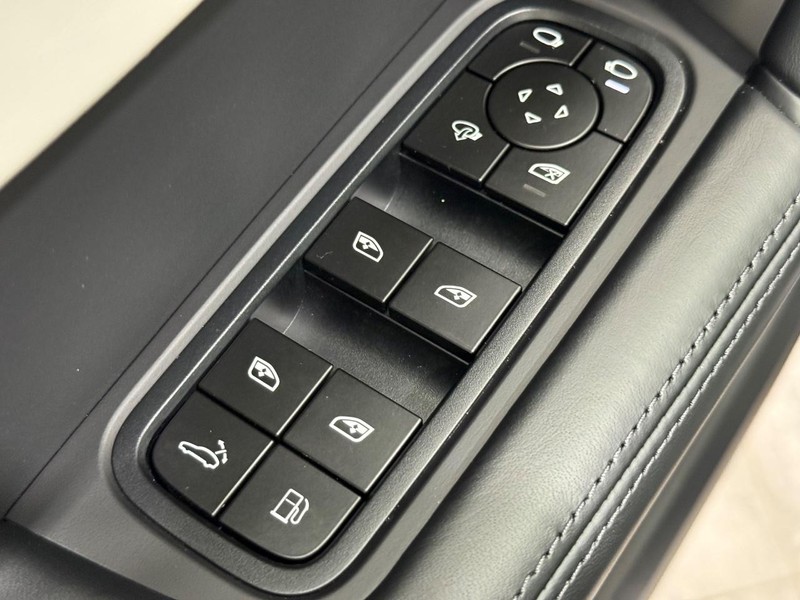 Porsche Cayenne Vehicle Full-screen Gallery Image 25