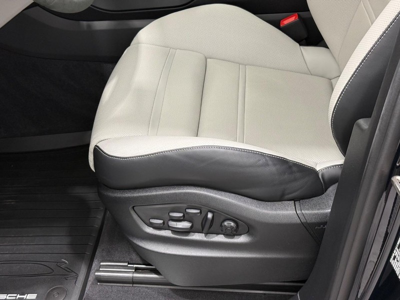 Porsche Cayenne Vehicle Full-screen Gallery Image 26