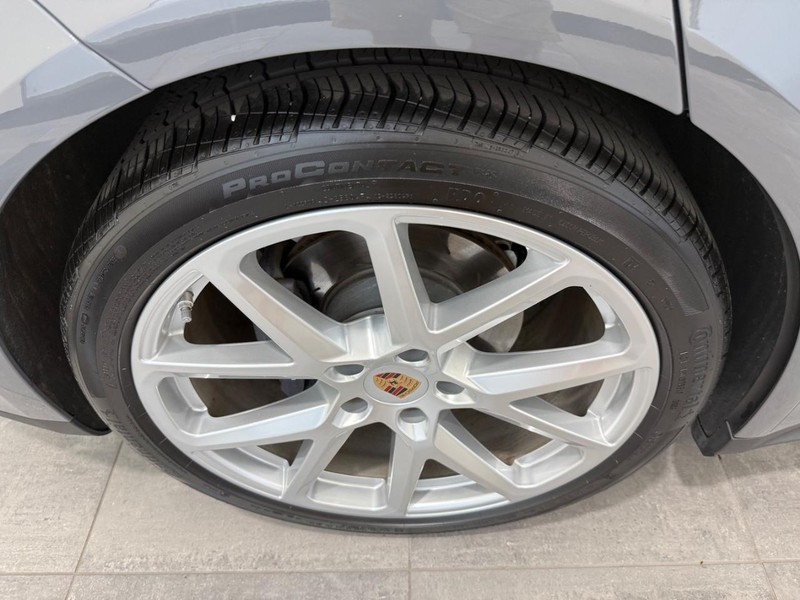 Porsche Panamera Vehicle Full-screen Gallery Image 8