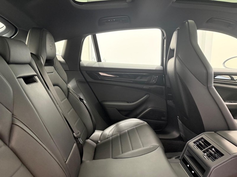 Porsche Panamera Vehicle Full-screen Gallery Image 13