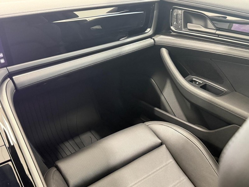 Porsche Panamera Vehicle Full-screen Gallery Image 17