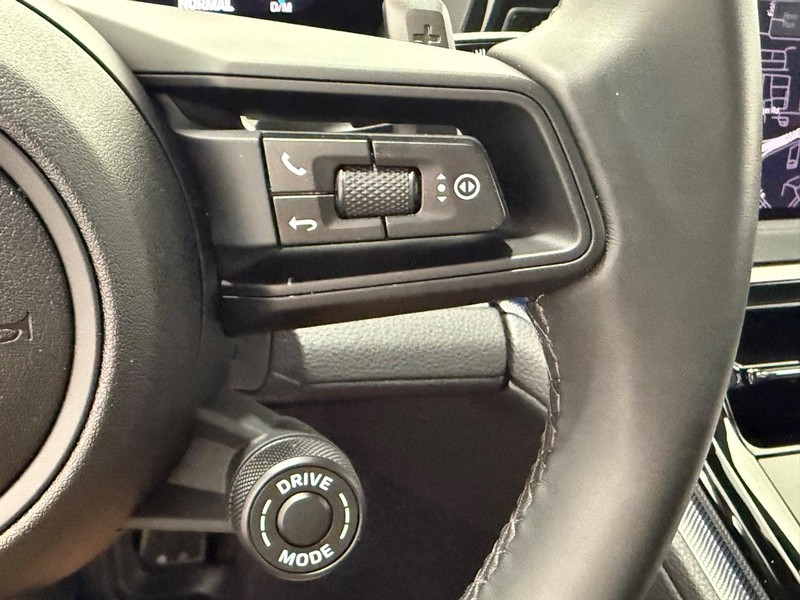 Porsche Panamera Vehicle Full-screen Gallery Image 20