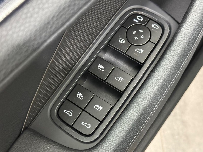 Porsche Panamera Vehicle Full-screen Gallery Image 23