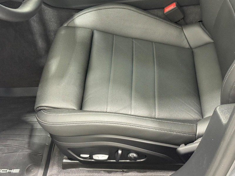 Porsche Panamera Vehicle Full-screen Gallery Image 24