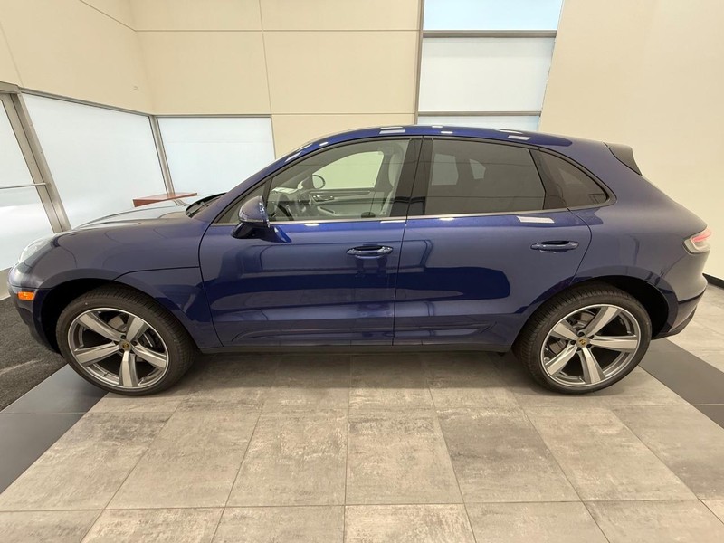 Porsche Macan Vehicle Full-screen Gallery Image 2