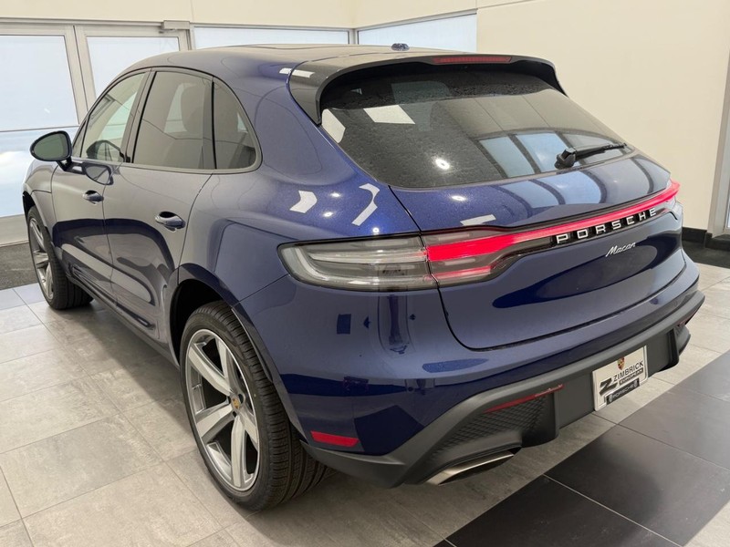 Porsche Macan Vehicle Full-screen Gallery Image 3