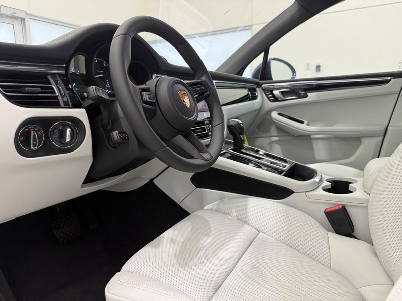 Porsche Macan Vehicle Full-screen Gallery Image 4