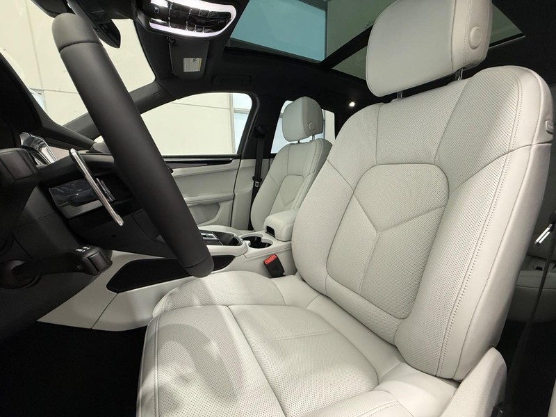 Porsche Macan Vehicle Full-screen Gallery Image 5