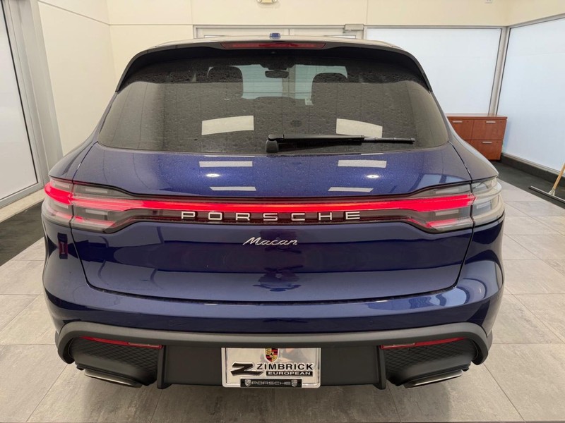 Porsche Macan Vehicle Full-screen Gallery Image 6