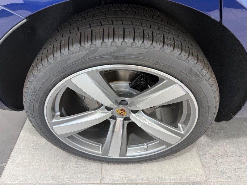 Porsche Macan Vehicle Full-screen Gallery Image 8