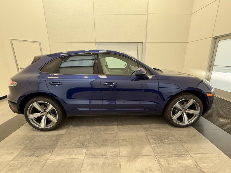 Porsche Macan Vehicle Full-screen Gallery Image 9