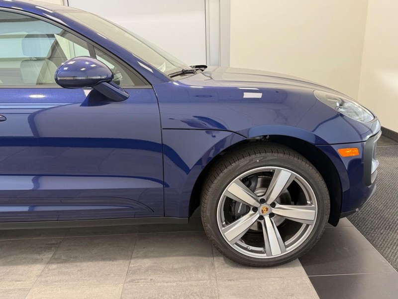 Porsche Macan Vehicle Full-screen Gallery Image 10