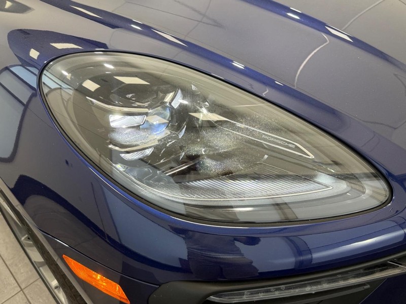 Porsche Macan Vehicle Full-screen Gallery Image 11