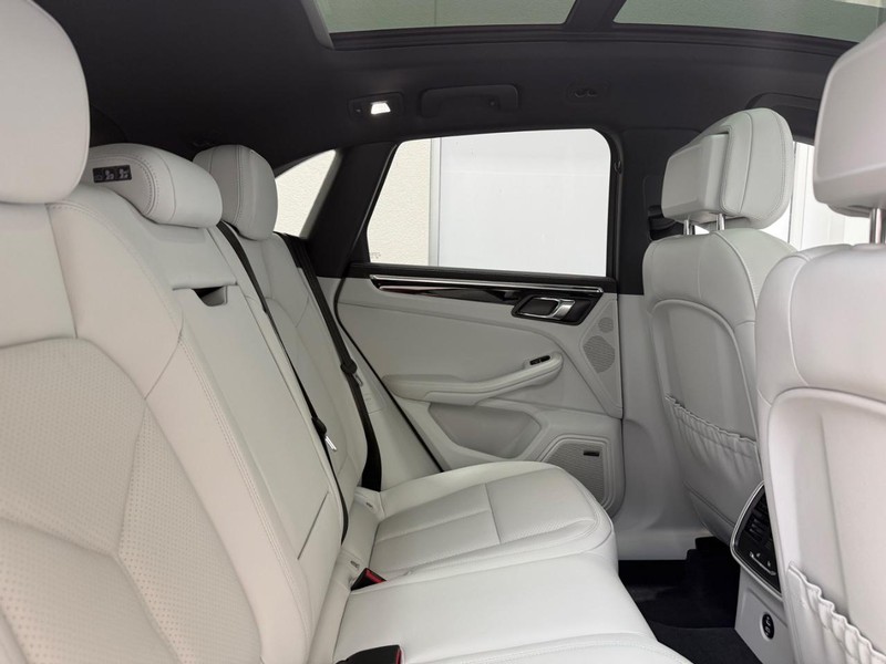 Porsche Macan Vehicle Full-screen Gallery Image 13