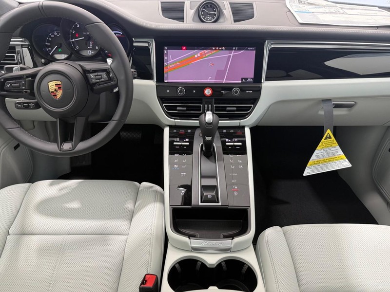 Porsche Macan Vehicle Full-screen Gallery Image 14