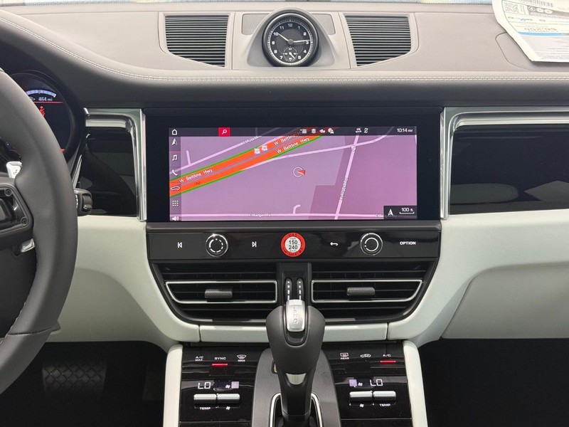 Porsche Macan Vehicle Full-screen Gallery Image 15