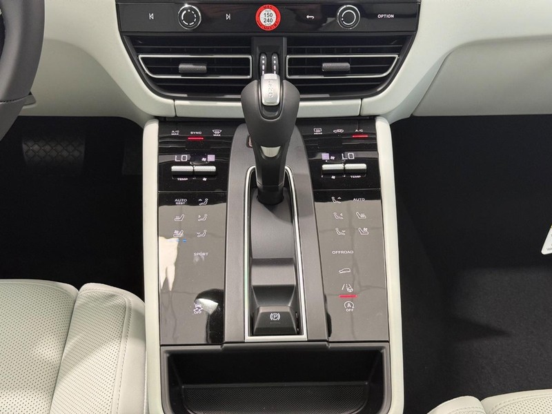 Porsche Macan Vehicle Full-screen Gallery Image 16
