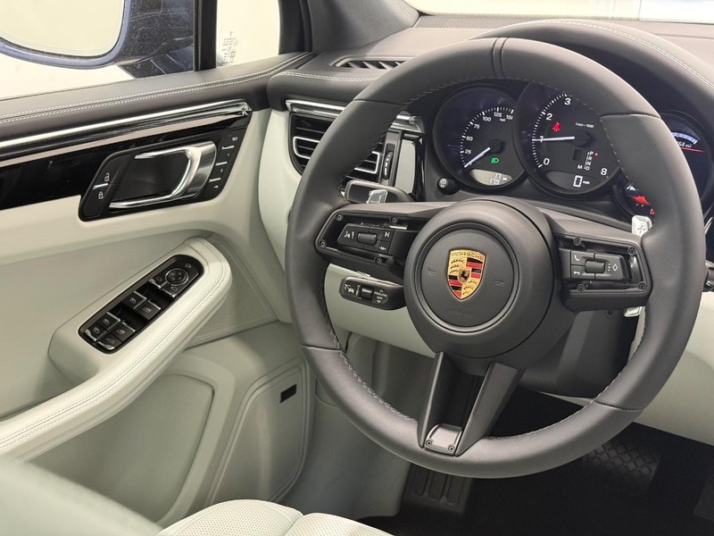 Porsche Macan Vehicle Full-screen Gallery Image 17