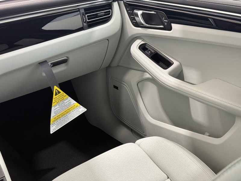 Porsche Macan Vehicle Full-screen Gallery Image 19