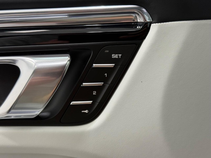 Porsche Macan Vehicle Full-screen Gallery Image 20