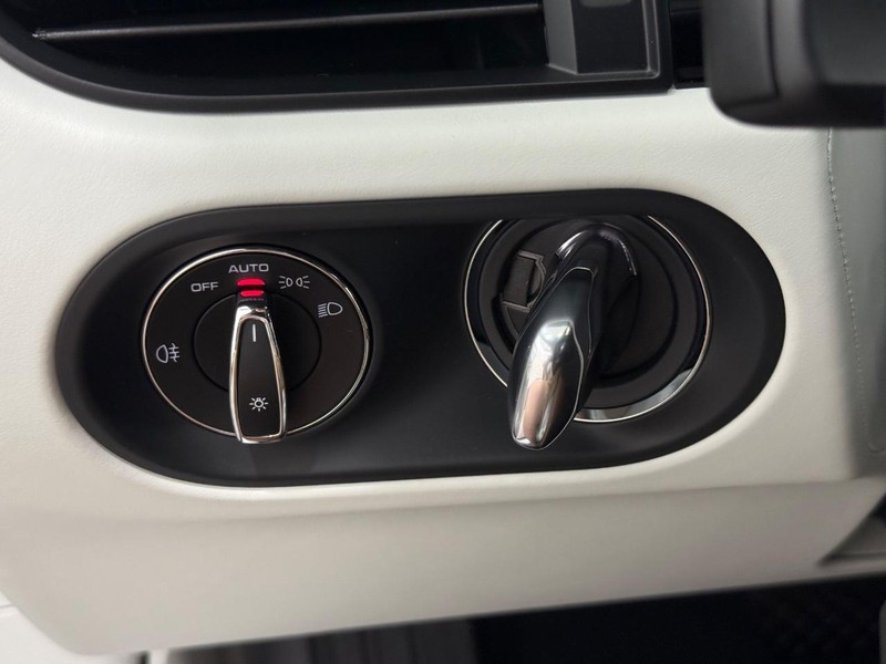 Porsche Macan Vehicle Full-screen Gallery Image 21