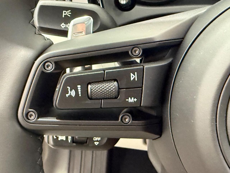 Porsche Macan Vehicle Full-screen Gallery Image 22