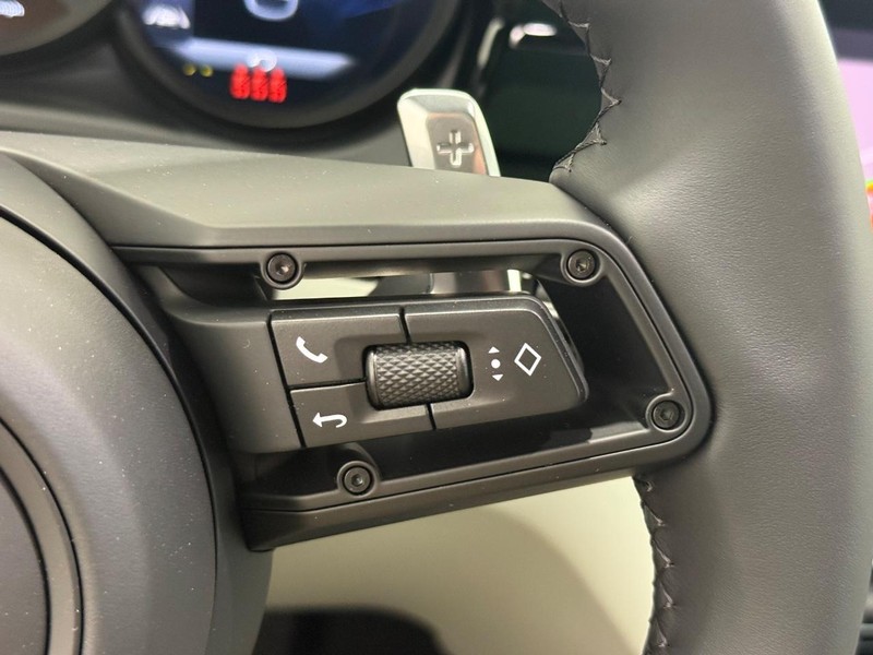 Porsche Macan Vehicle Full-screen Gallery Image 23