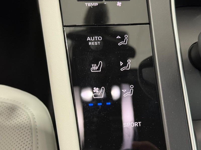 Porsche Macan Vehicle Full-screen Gallery Image 24
