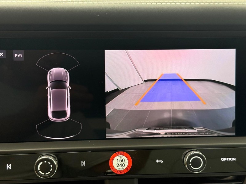 Porsche Macan Vehicle Full-screen Gallery Image 25