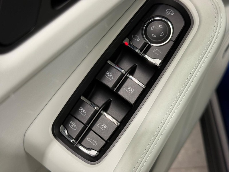 Porsche Macan Vehicle Full-screen Gallery Image 26