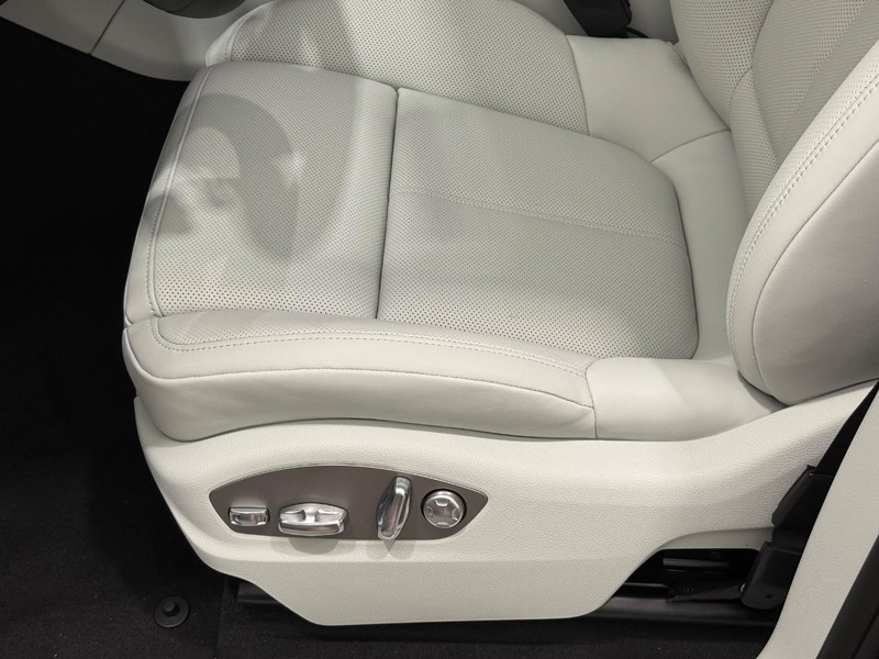 Porsche Macan Vehicle Full-screen Gallery Image 27
