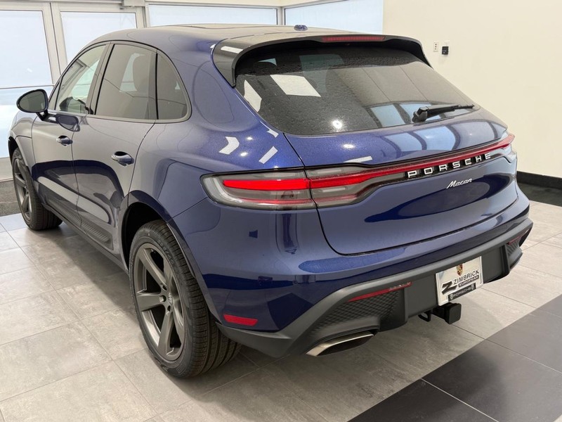 Porsche Macan Vehicle Full-screen Gallery Image 3