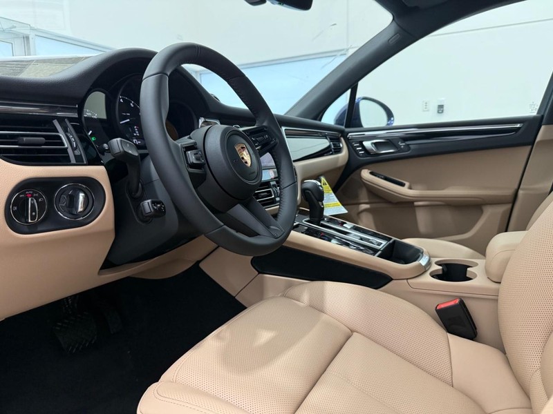Porsche Macan Vehicle Full-screen Gallery Image 4