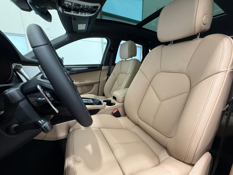 Porsche Macan Vehicle Full-screen Gallery Image 5