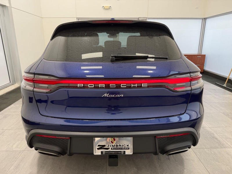Porsche Macan Vehicle Full-screen Gallery Image 6