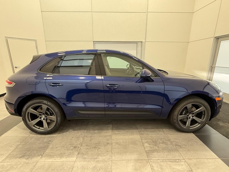 Porsche Macan Vehicle Full-screen Gallery Image 9