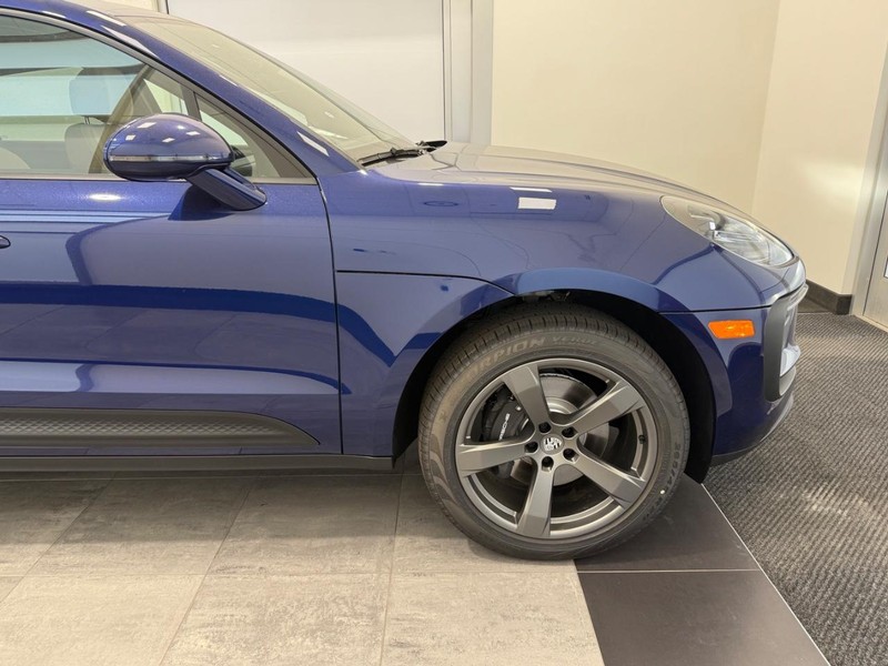 Porsche Macan Vehicle Full-screen Gallery Image 10