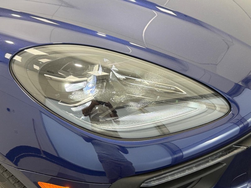 Porsche Macan Vehicle Full-screen Gallery Image 11