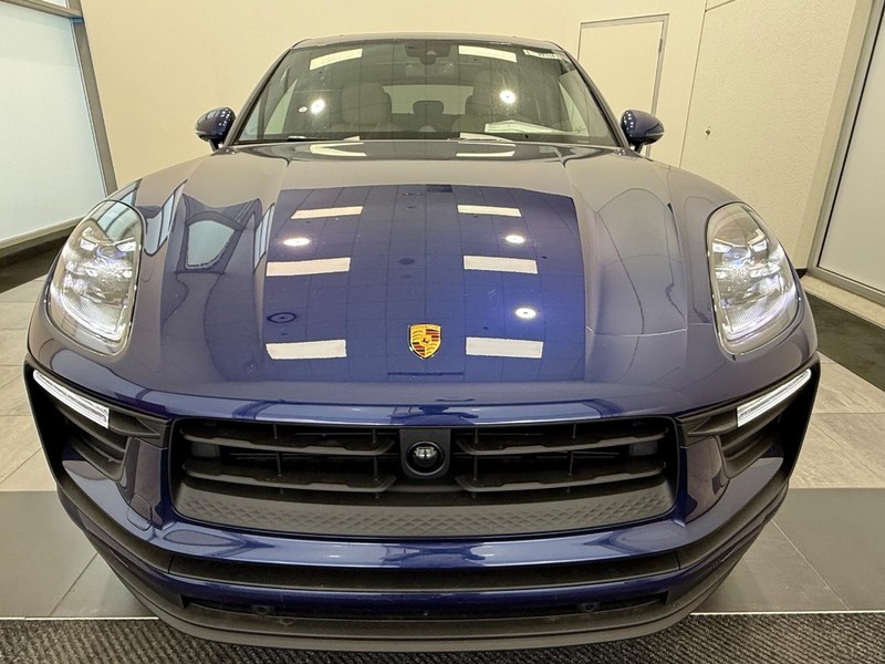 Porsche Macan Vehicle Full-screen Gallery Image 12