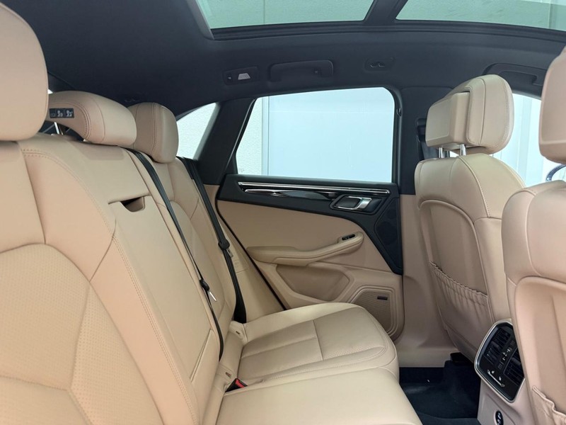 Porsche Macan Vehicle Full-screen Gallery Image 13