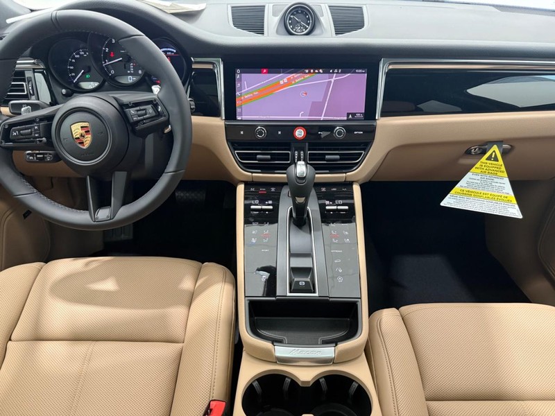 Porsche Macan Vehicle Full-screen Gallery Image 14