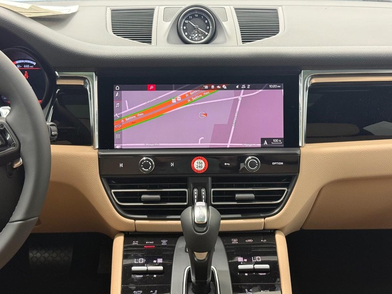 Porsche Macan Vehicle Full-screen Gallery Image 15