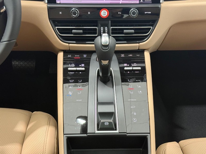 Porsche Macan Vehicle Full-screen Gallery Image 16