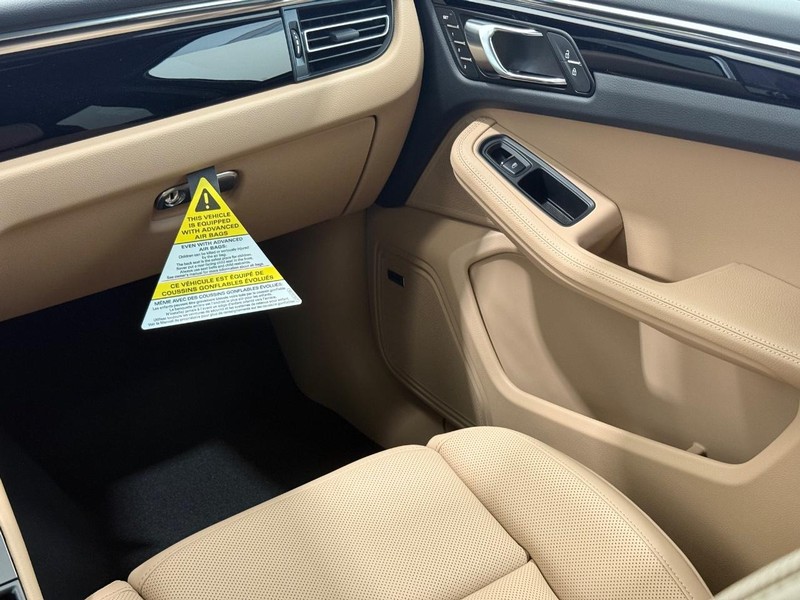 Porsche Macan Vehicle Full-screen Gallery Image 17