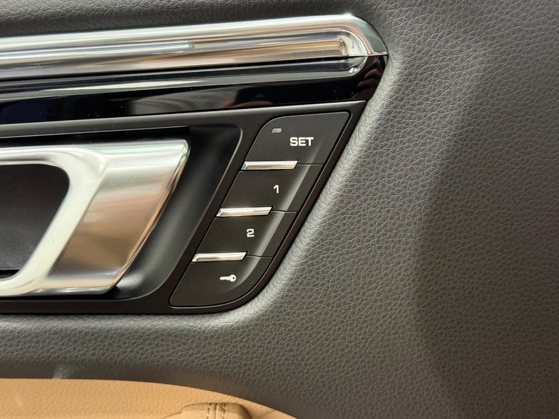 Porsche Macan Vehicle Full-screen Gallery Image 18