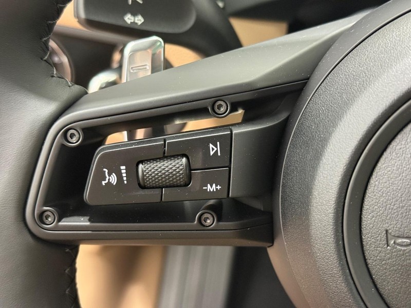 Porsche Macan Vehicle Full-screen Gallery Image 19